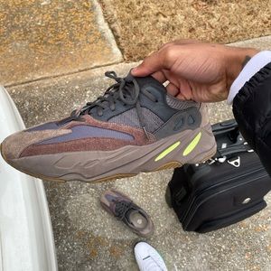 Yeezy 700 “Mauve”
